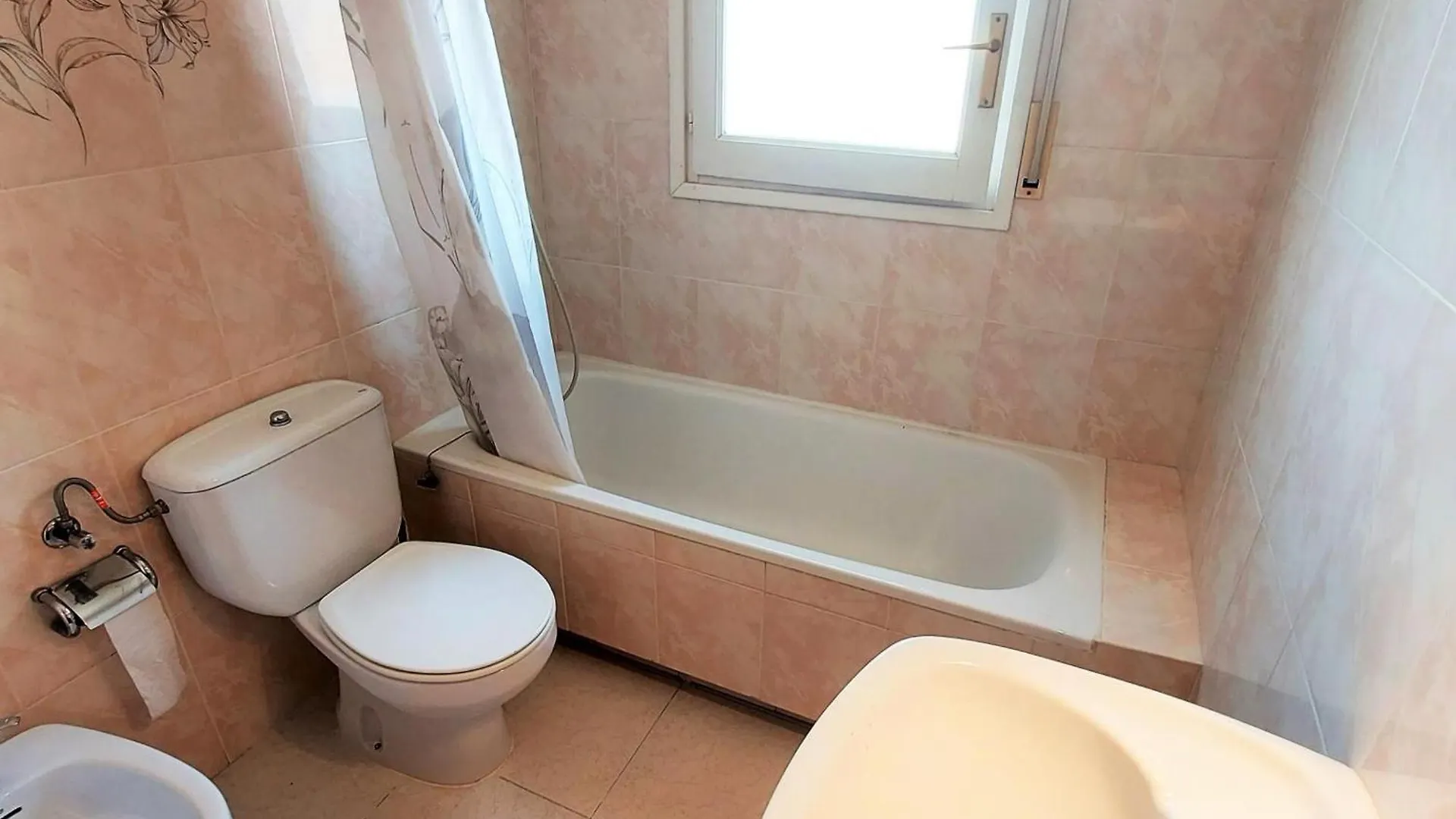 Atico Con Gran Terraza En Grifeu, Cerca De La Playa, Ideal Para Parejas, Llanca - Es-170-90 0*,