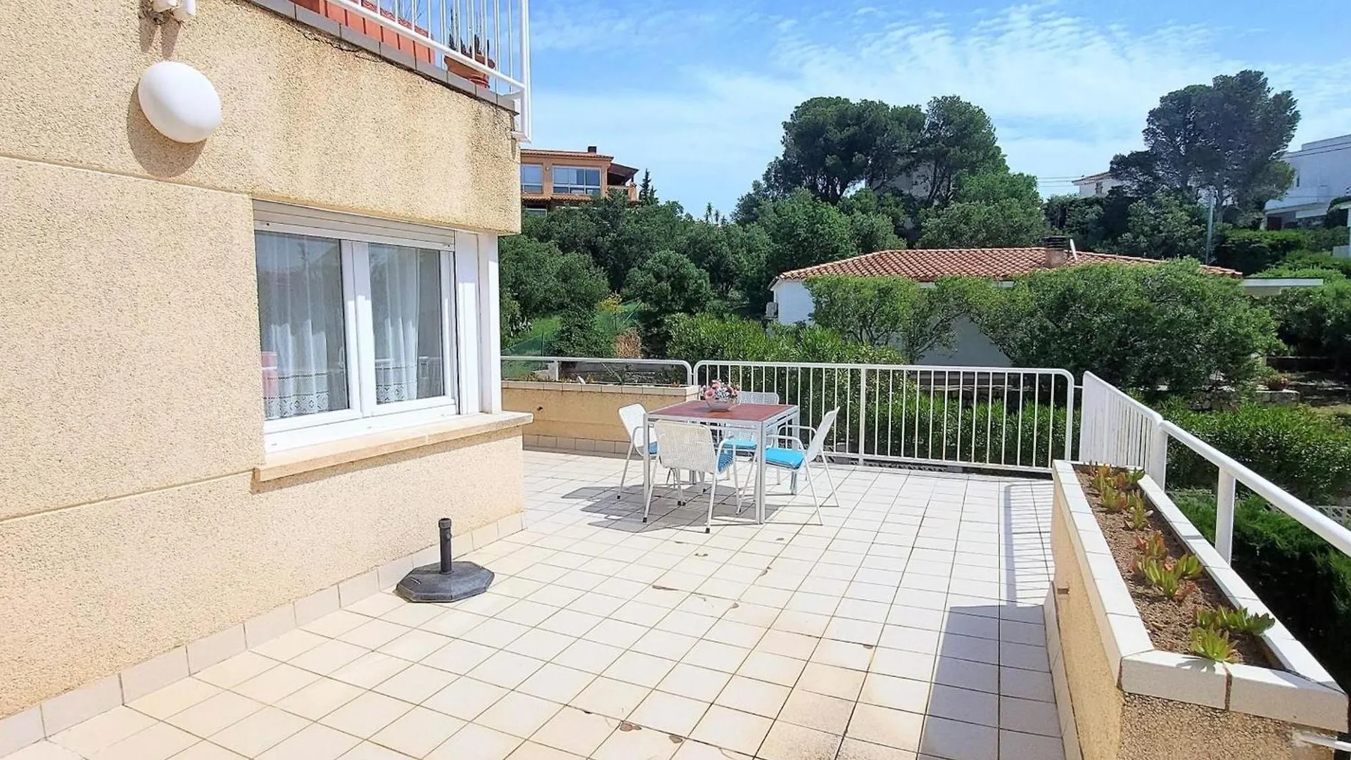 Atico Con Gran Terraza En Grifeu, Cerca De La Playa, Ideal Para Parejas, Llanca - Es-170-90